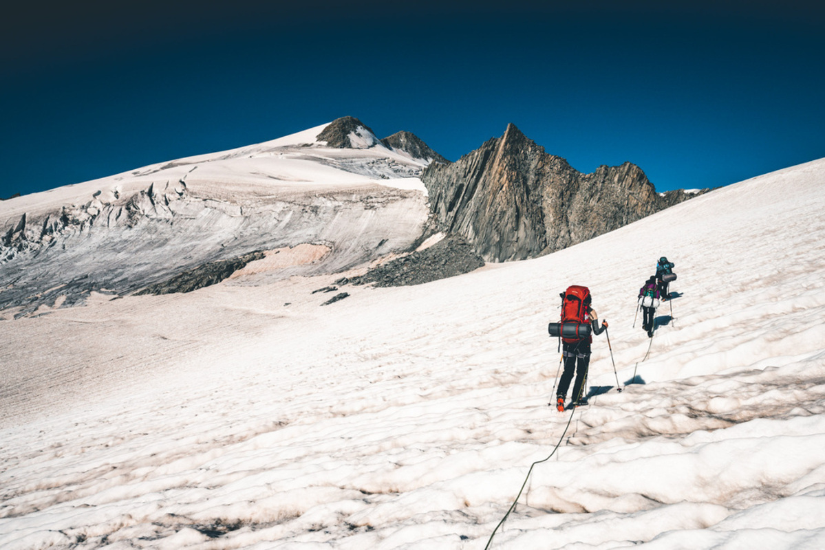 Teilnehmer wandern beim Hochtourenkurs