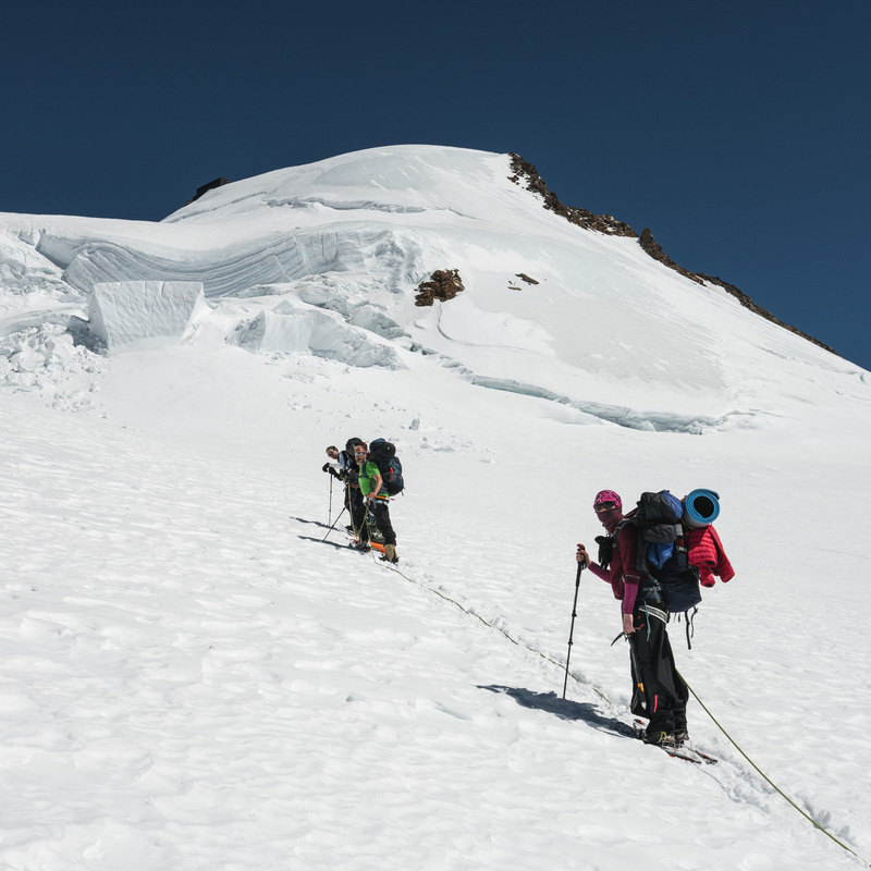 Aufstieg zum Gipfel bei der Schneeschuh Expedition