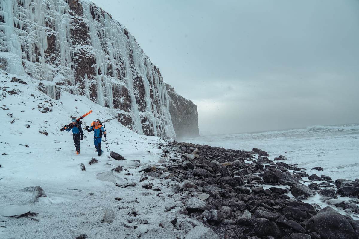 Dani Arnold und Martin Echser erreichen eine Eiskletterlocation in Island